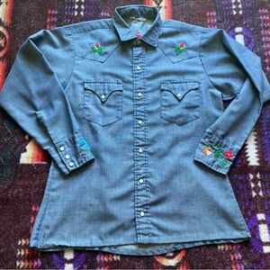 VTG Pearl Snap Button down Shirt with Embroidered Roses. Unisex. Size 15-32.